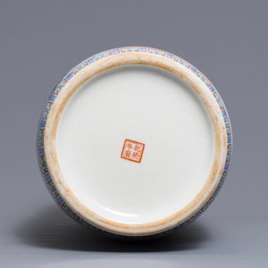 Un vase de forme rouleau en porcelaine de Chine famille rose, République, 20ème — photo 5