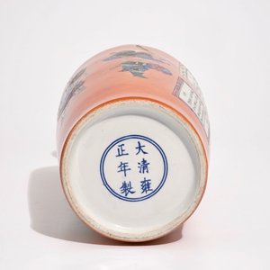 Un vase de forme rouleau en porcelaine de Chine famille rose sur fond corail, 20ème — photo 5