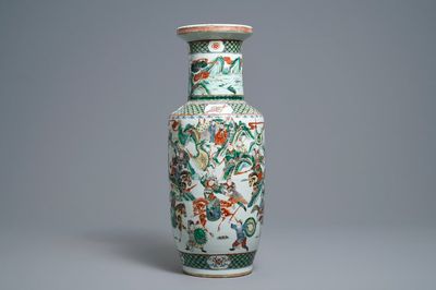 Un vase de forme rouleau en porcelaine de Chine famille verte, 19ème
