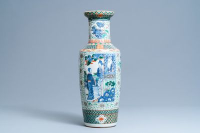 Un vase de forme rouleau en porcelaine de Chine famille verte, 19ème