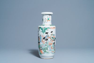 Un vase de forme rouleau en porcelaine de Chine famille verte, 19ème