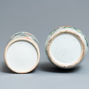 Un vase de forme rouleau en porcelaine de Chine famille verte et un en famille rose, 19ème — photo 6
