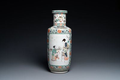 Un vase de forme rouleau en porcelaine de Chine famille verte, Kangxi