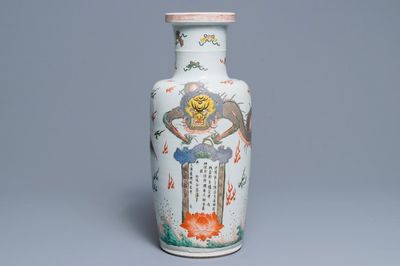 Un vase de forme rouleau en porcelaine de Chine famille verte, marque et époque de Kangxi