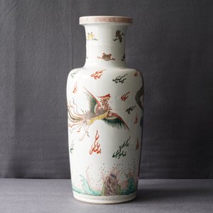 Un vase de forme rouleau en porcelaine de Chine famille verte, marque et époque de Kangxi — photo 26