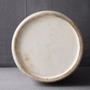 Un vase de forme rouleau en porcelaine de Chine famille verte, marque et époque de Kangxi — photo 30