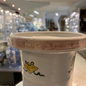 Un vase de forme rouleau en porcelaine de Chine famille verte, marque et époque de Kangxi — photo 32