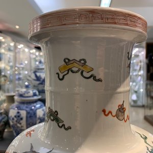 Un vase de forme rouleau en porcelaine de Chine famille verte, marque et époque de Kangxi — photo 38