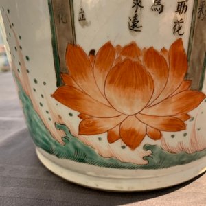 Un vase de forme rouleau en porcelaine de Chine famille verte, marque et époque de Kangxi — photo 40