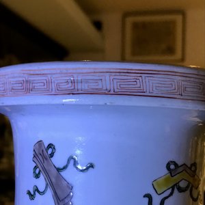 Un vase de forme rouleau en porcelaine de Chine famille verte, marque et époque de Kangxi — photo 7