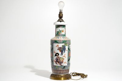 Un vase de forme rouleau en porcelaine de Chine famille verte monté en bronze comme lampe, 19/20ème