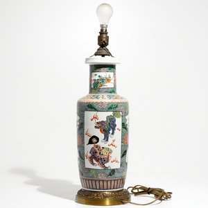 Un vase de forme rouleau en porcelaine de Chine famille verte monté en bronze comme lampe, 19/20ème — photo 1