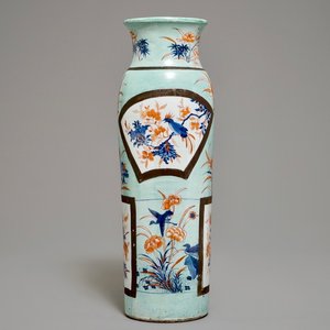 Un vase de forme rouleau en porcelaine de Chine surdécoré en Europe, époque Transition — photo 1