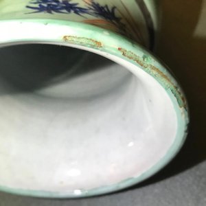 Un vase de forme rouleau en porcelaine de Chine surdécoré en Europe, époque Transition — photo 7