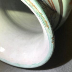 Un vase de forme rouleau en porcelaine de Chine surdécoré en Europe, époque Transition — photo 8