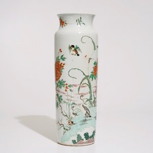 Un vase de forme rouleau en porcelaine de Chine wucai, 19ème — photo 1