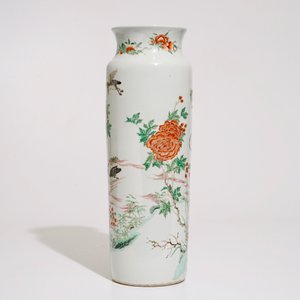Un vase de forme rouleau en porcelaine de Chine wucai, 19ème — photo 2
