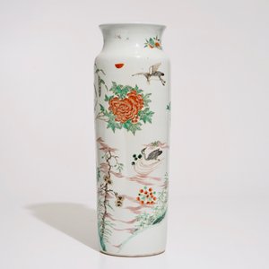Un vase de forme rouleau en porcelaine de Chine wucai, 19ème — photo 3