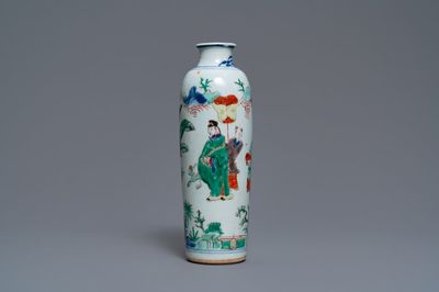 Un vase de forme rouleau en porcelaine de Chine wucai, époque Transition