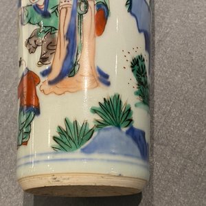 Un vase de forme rouleau en porcelaine de Chine wucai, époque Transition — photo 18