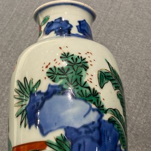 Un vase de forme rouleau en porcelaine de Chine wucai, époque Transition — photo 19