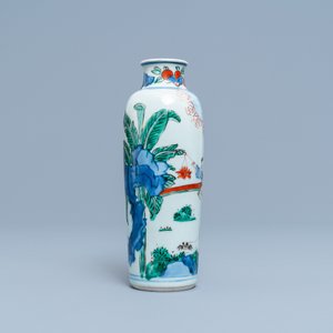 Un vase de forme rouleau en porcelaine de Chine wucai, époque Transition — photo 2