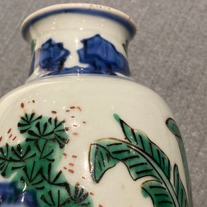 Un vase de forme rouleau en porcelaine de Chine wucai, époque Transition — photo 22
