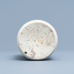 Un vase de forme rouleau en porcelaine de Chine wucai, époque Transition — photo 6