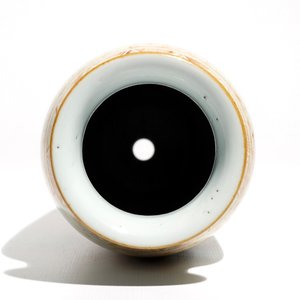 Un vase de forme rouleau en porcelaine de Chine wucai, époque Transition — photo 5