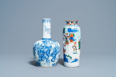 Un vase de forme rouleau en porcelaine de Chine wucai et un en bleu, blanc et rouge de cuivre, 19/20ème