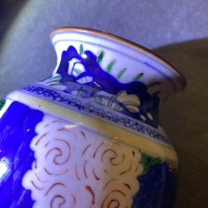 Un vase de forme rouleau en porcelaine de Chine wucai et un en bleu, blanc et rouge de cuivre, 19/20ème — photo 15