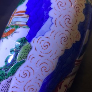 Un vase de forme rouleau en porcelaine de Chine wucai et un en bleu, blanc et rouge de cuivre, 19/20ème — photo 17
