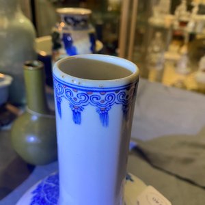 Un vase de forme rouleau en porcelaine de Chine wucai et un en bleu, blanc et rouge de cuivre, 19/20ème — photo 23
