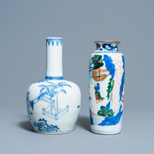 Un vase de forme rouleau en porcelaine de Chine wucai et un en bleu, blanc et rouge de cuivre, 19/20ème — photo 3
