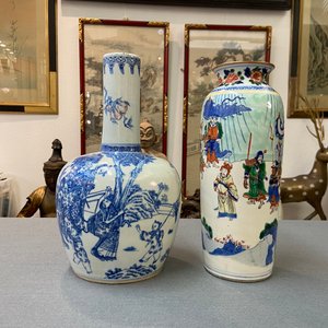 Un vase de forme rouleau en porcelaine de Chine wucai et un en bleu, blanc et rouge de cuivre, 19/20ème — photo 7