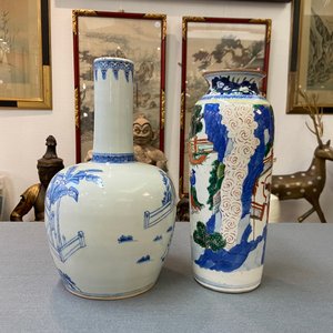 Un vase de forme rouleau en porcelaine de Chine wucai et un en bleu, blanc et rouge de cuivre, 19/20ème — photo 9