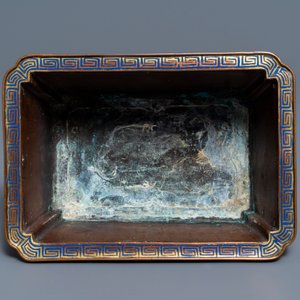 Un vase de forme rouleau et quatre jardinières en émaux cloisonnés, Chine, 19/20ème — photo 18