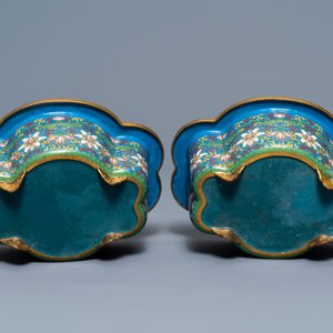 Un vase de forme rouleau et quatre jardinières en émaux cloisonnés, Chine, 19/20ème — photo 25