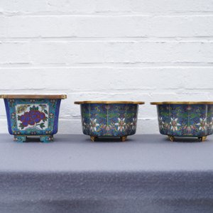 Un vase de forme rouleau et quatre jardinières en émaux cloisonnés, Chine, 19/20ème — photo 27