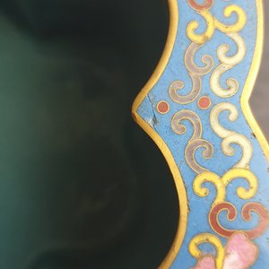 Un vase de forme rouleau et quatre jardinières en émaux cloisonnés, Chine, 19/20ème — photo 34