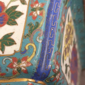 Un vase de forme rouleau et quatre jardinières en émaux cloisonnés, Chine, 19/20ème — photo 36