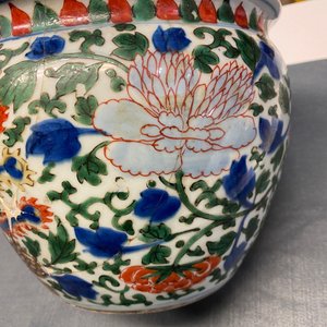 Un vase de forme rouleau et un brûle-parfum en porcelaine de Chine wucai, époque Transition — photo 11