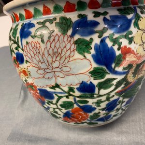 Un vase de forme rouleau et un brûle-parfum en porcelaine de Chine wucai, époque Transition — photo 13