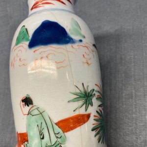 Un vase de forme rouleau et un brûle-parfum en porcelaine de Chine wucai, époque Transition — photo 15