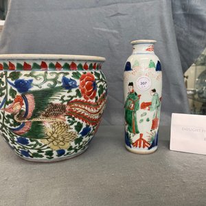Un vase de forme rouleau et un brûle-parfum en porcelaine de Chine wucai, époque Transition — photo 20
