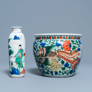 Un vase de forme rouleau et un brûle-parfum en porcelaine de Chine wucai, époque Transition — photo 2