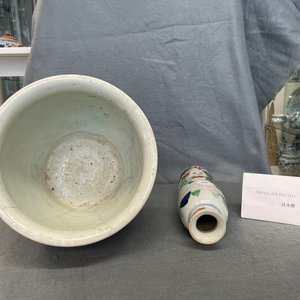 Un vase de forme rouleau et un brûle-parfum en porcelaine de Chine wucai, époque Transition — photo 22