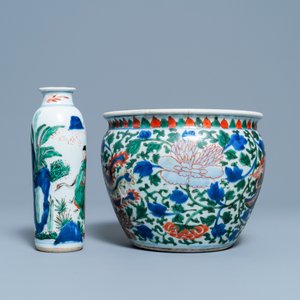 Un vase de forme rouleau et un brûle-parfum en porcelaine de Chine wucai, époque Transition — photo 5