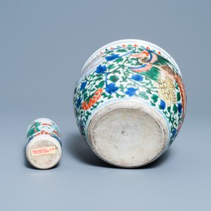 Un vase de forme rouleau et un brûle-parfum en porcelaine de Chine wucai, époque Transition — photo 7