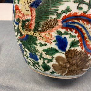 Un vase de forme rouleau et un brûle-parfum en porcelaine de Chine wucai, époque Transition — photo 8